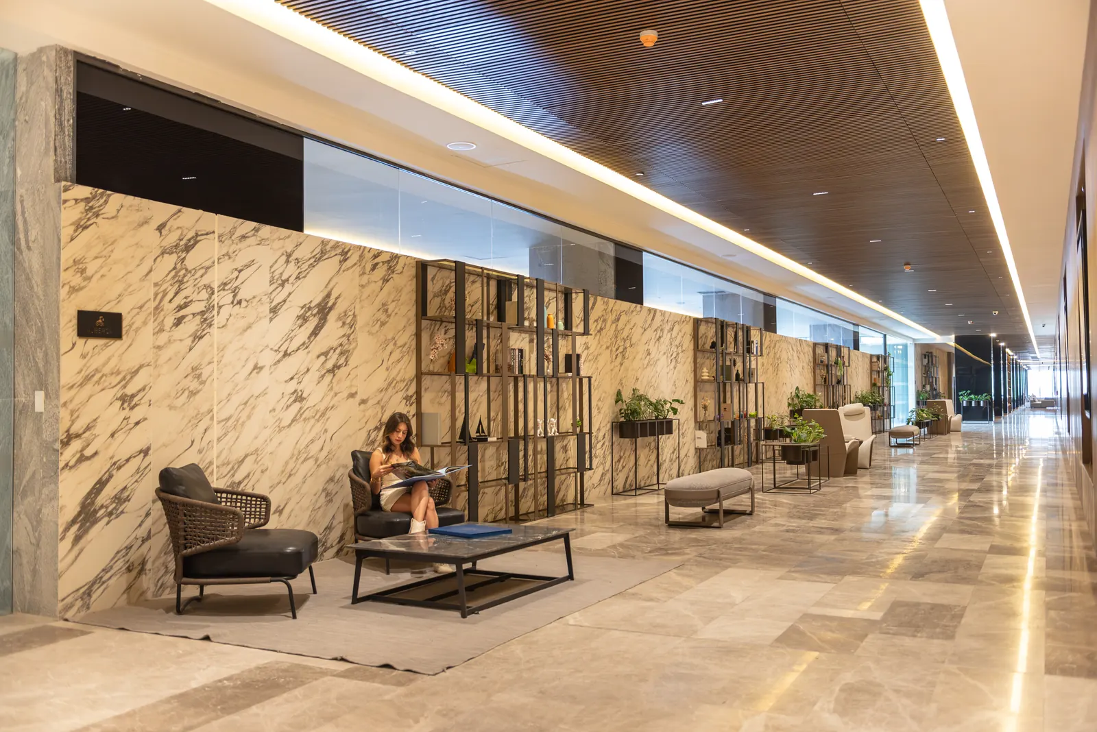 Corredor del lobby con muro de mármol